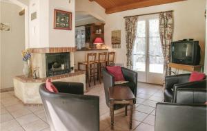 ラ・トランシュ・シュル・メールにあるThree-Bedroom Holiday Home In La Tranche Sur Merの椅子と暖炉のあるリビングルーム