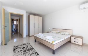 Posteľ alebo postele v izbe v ubytovaní Gorgeous Apartment In Povile With Wifi