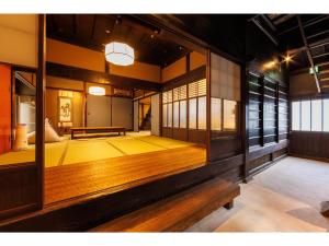 飞鸟BRANCHERA VILLA ASUKA - Accommodation Registered as a National Tangible Cultural Property的一间空房间,铺有木地板,设有窗户