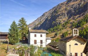 una vecchia casa bianca di fronte a una montagna di Isolina a Valsavarenche