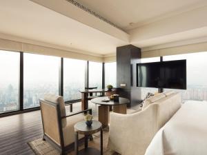 Habitación de hotel con cama y ventana grande en Shangri-La Nanning - The tallest hotel worldwide in Shangri-La Group en Nanning