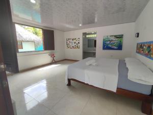 Postel nebo postele na pokoji v ubytování Isla Grande Eco-Hostal