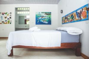 Postel nebo postele na pokoji v ubytování Isla Grande Eco-Hostal