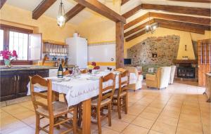 Ein Restaurant oder anderes Speiselokal in der Unterkunft Cozy Home In Villaviciosa De Crdo, With Private Swimming Pool, Can Be Inside Or Outside 