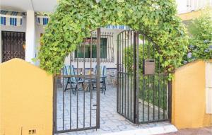 an open gate with ivy on a building at Two-Bedroom Holiday Home In Los Alcazares in Los Alcázares