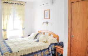 トレビエハにあるGorgeous Apartment In Torrevieja With House Sea Viewのベッドルーム(ベッド1台、窓付)