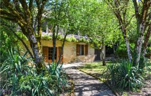 una casa in pietra con alberi di fronte di 4 Bedroom Cozy Home In Saint Rabier a Saint-Rabier