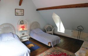 um quarto com 2 camas e uma janela em Stunning Home In Wimille With Kitchen em Wimille