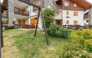 Vonkajšia záhrada v ubytovaní Cozy Apartment In Ayas With Kitchenette