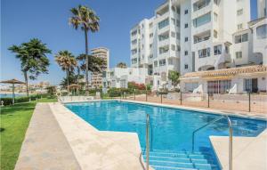Sitio de Calahonda的住宿－Nice Apartment In Riviera Del Sol With Outdoor Swimming Pool，大楼前的游泳池