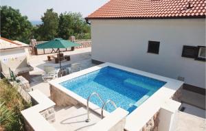 בריכת השחייה שנמצאת ב-Beautiful Apartment In Cesarica With 1 Bedrooms And Outdoor Swimming Pool או באזור