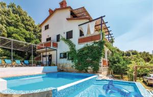 Bazén v ubytování Lovely Apartment In Supetarska Draga nebo v jeho okolí