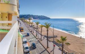 リョレート・デ・マルにある3 Bedroom Beautiful Apartment In Lloret De Marの浜辺のヤシの木の並ぶ通り