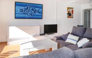 a living room with a couch and a tv at Stunning Apartment In Lloret De Mar in Lloret de Mar