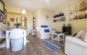 een woonkamer met witte meubels en een tafel bij 3 Bedroom Gorgeous Home In Cabo De Palos in Cabo de Palos