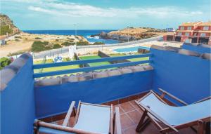 een balkon met stoelen en uitzicht op de oceaan bij 3 Bedroom Gorgeous Home In Cabo De Palos in Cabo de Palos