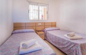 - 2 lits jumeaux dans une chambre avec fenêtre dans l'établissement Gorgeous Apartment In Cabanes With Kitchenette, à Cabanes