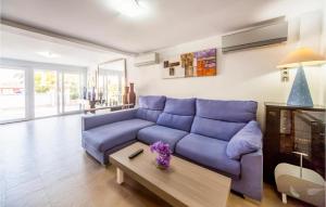 ein Wohnzimmer mit einem blauen Sofa und einem Tisch in der Unterkunft Villa Carolina Pescola in Peñíscola