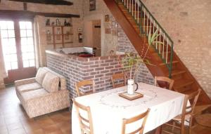 Ruang duduk di Gorgeous Home In Val-De-Louvre-Et-Caude +13 gambar