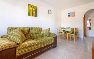 un salon avec un canapé et une table dans l'établissement Cozy Apartment In San Pedro Del Pinatar, à San Pedro del Pinatar