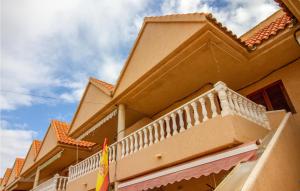 un grand bâtiment avec un balcon et un drapeau dans l'établissement Cozy Apartment In San Pedro Del Pinatar, à San Pedro del Pinatar 9 autres photos