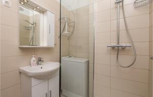 Koupelna v ubytování 1 Bedroom Stunning Apartment In Rijeka