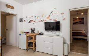 TV a/nebo společenská místnost v ubytování 1 Bedroom Stunning Apartment In Rijeka
