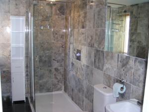 A bathroom at Country House Ashdene 