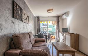 - un salon avec un canapé et une table dans l'établissement 1 Bedroom Nice Apartment In Pineda De Mar, à Pineda de Mar