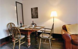 uma sala de jantar com uma mesa com cadeiras e um sofá em 3 Bedroom Awesome Home In Jaulgonne em Jaulgonne