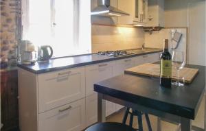 Lahitte-Toupièreにある3 Bedroom Nice Home In Lahitte Toupiéreのキッチン(ワイン1本とテーブル付) +12枚の写真