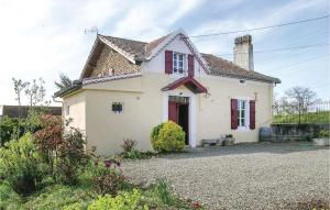 Lahitte-Toupièreにある3 Bedroom Nice Home In Lahitte Toupiéreの赤い扉白い家