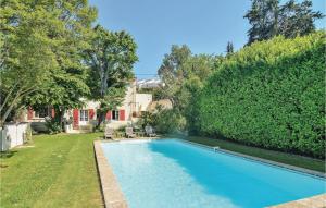 una piscina in un cortile con una siepe di Beautiful Home In Aix En Provence With 4 Bedrooms, Wifi And Outdoor Swimming Pool a Les Figons