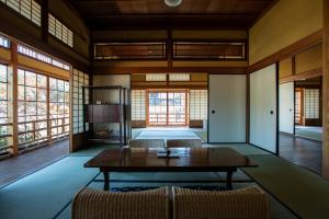 Ruang duduk di NIPPONIA HOTEL Ozu Castle Town