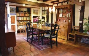 una sala da pranzo con tavolo e sedie in legno di 4 Bedroom Beautiful Home In Bosroumois a Bosnormand