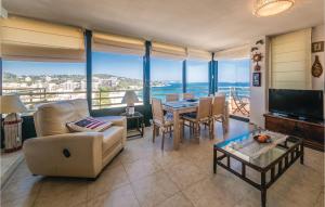 プラヤ・デアロにあるStunning Apartment In Platja Daro With 3 Bedrooms And Wifiの海の景色を望むリビングルーム