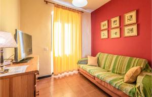 uma sala de estar com um sofá verde e uma televisão em Beautiful Apartment In Osor With Kitchen em Osor