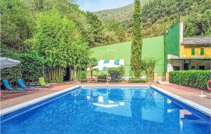 una piscina con sillas y una casa en Nice Apartment In Osor With 2 Bedrooms, Wifi And Outdoor Swimming Pool, en Osor