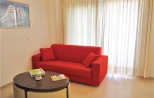 - un salon avec une chaise rouge et une table dans l'établissement Hacienda Riquelme, à Sucina