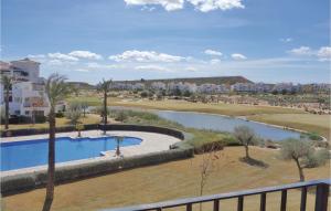 uitzicht op een zwembad en een golfbaan bij Hacienda Riquelme in Sucina