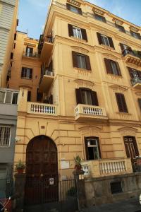 ナポリにあるBed and Breakfast Latomareの窓とドアのある大きな黄色の建物