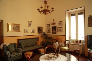 sala de estar con sofá y mesa en Bed and Breakfast Latomare, en Nápoles