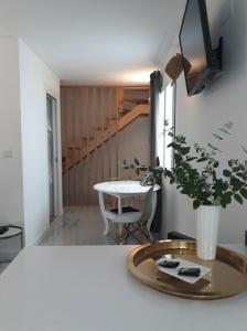 a room with a table with a potted plant on a counter at La Mar de Ben in Muros