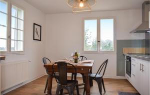 Η κουζίνα ή μικρή κουζίνα στο Lovely Home In Sables Dor Les Pins