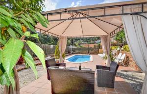 Bazén v ubytování Pet Friendly Home In Vidreres nebo v jeho okolí