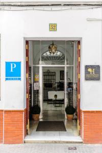 una entrada a un edificio con una puerta abierta en Pension Gala, en Sevilla