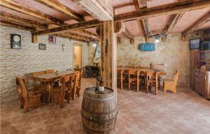 Pokój z drewnianym stołem, krzesłami i beczką w obiekcie Nice Apartment In Povljana w mieście Povljana