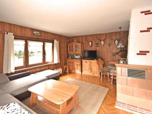 een woonkamer met een bank en een tafel bij Holiday home with sauna in Wildenthal in Weitersglashütte