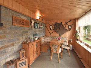 ein Zimmer mit einem Tisch und Stühlen in einer Hütte in der Unterkunft Holiday home with sauna in Wildenthal in Weitersglashütte