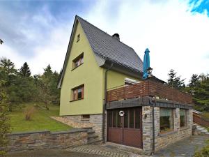 een geel huis met een gambrel dak bij Holiday home with sauna in Wildenthal in Weitersglashütte